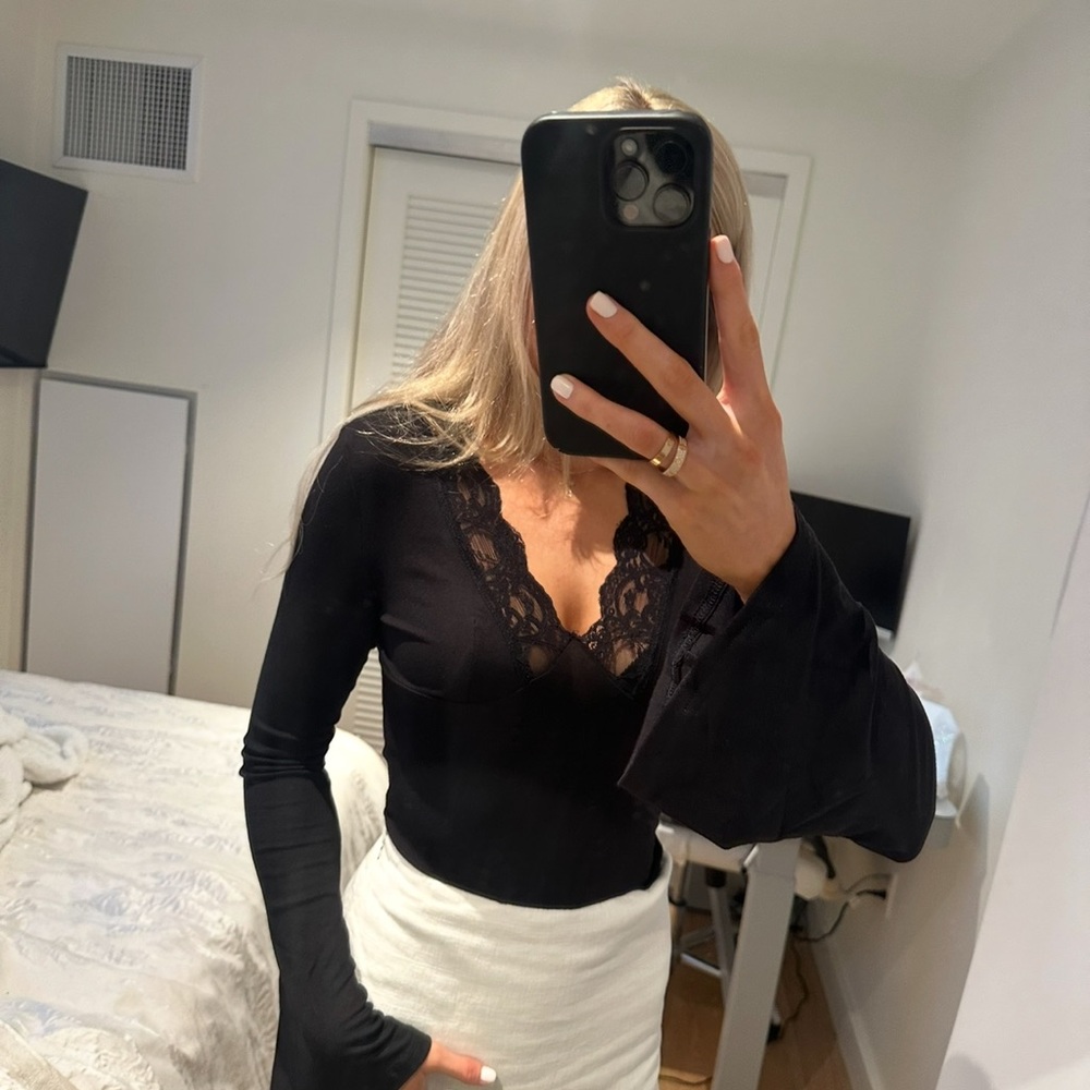 Black Lace V-Neck Long Sleeve Top - Picture 2 of 8